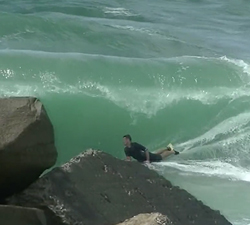 Breakwall bodyboarding